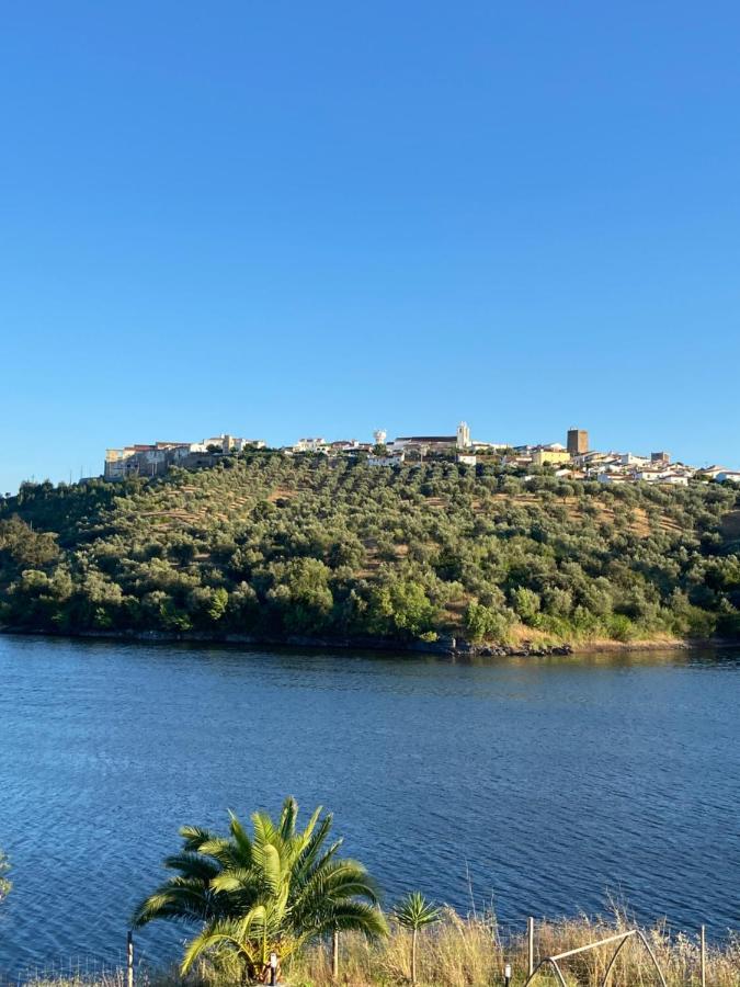 مبيت وإفطار أفيس Montes De Charme المظهر الخارجي الصورة