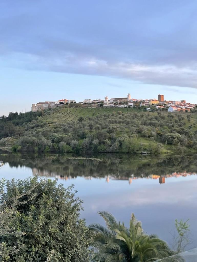 مبيت وإفطار أفيس Montes De Charme المظهر الخارجي الصورة